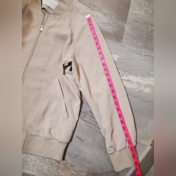 NWOT Aritzia Babaton Gilroy Blouson Bomber Crepe Jacket. Light Greyish Tan. L. - Picture 8 of 10